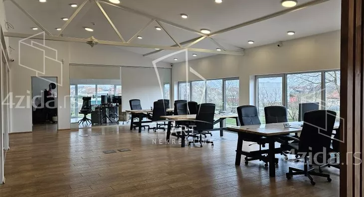 Poslovna zgrada | 4zida