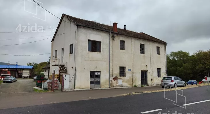 Poslovna zgrada | 4zida