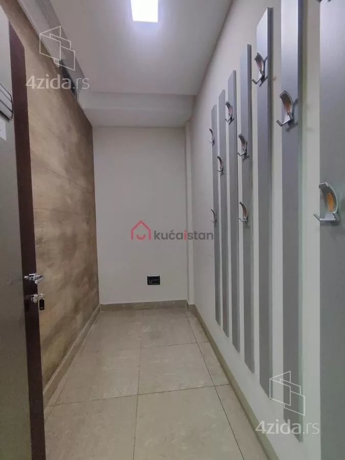 Poslovna zgrada | 4zida