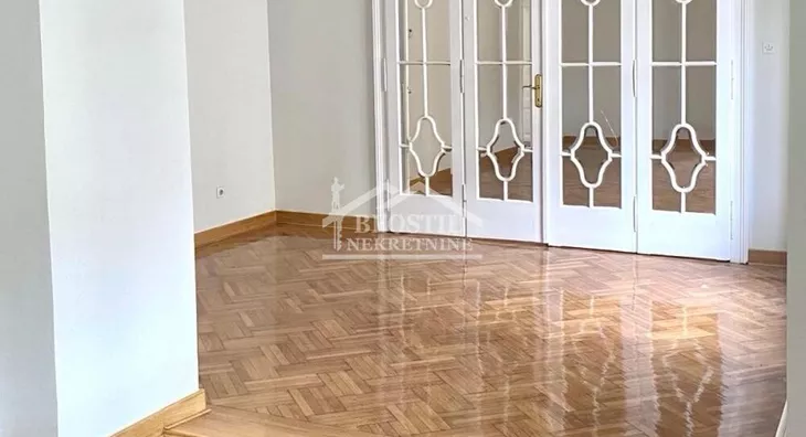 Šestoiposoban stan | 4zida