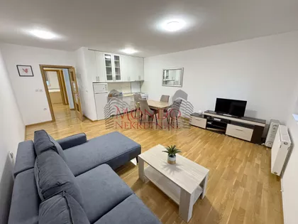 Crveni Pevac | 4zida.rs