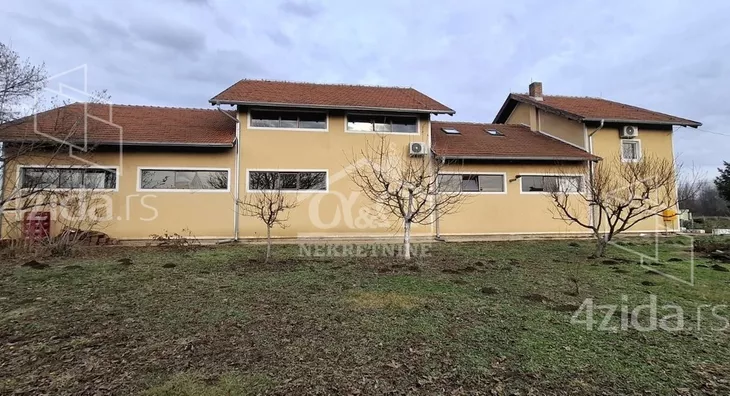 Poslovna zgrada | 4zida