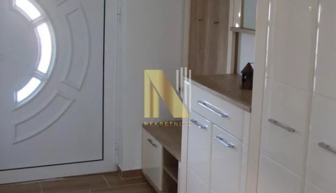 Poslovna zgrada | 4zida