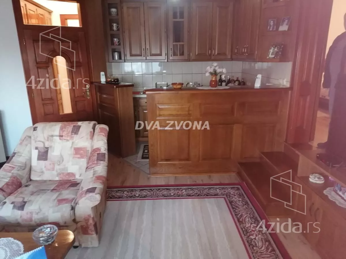 Poslovna zgrada | 4zida