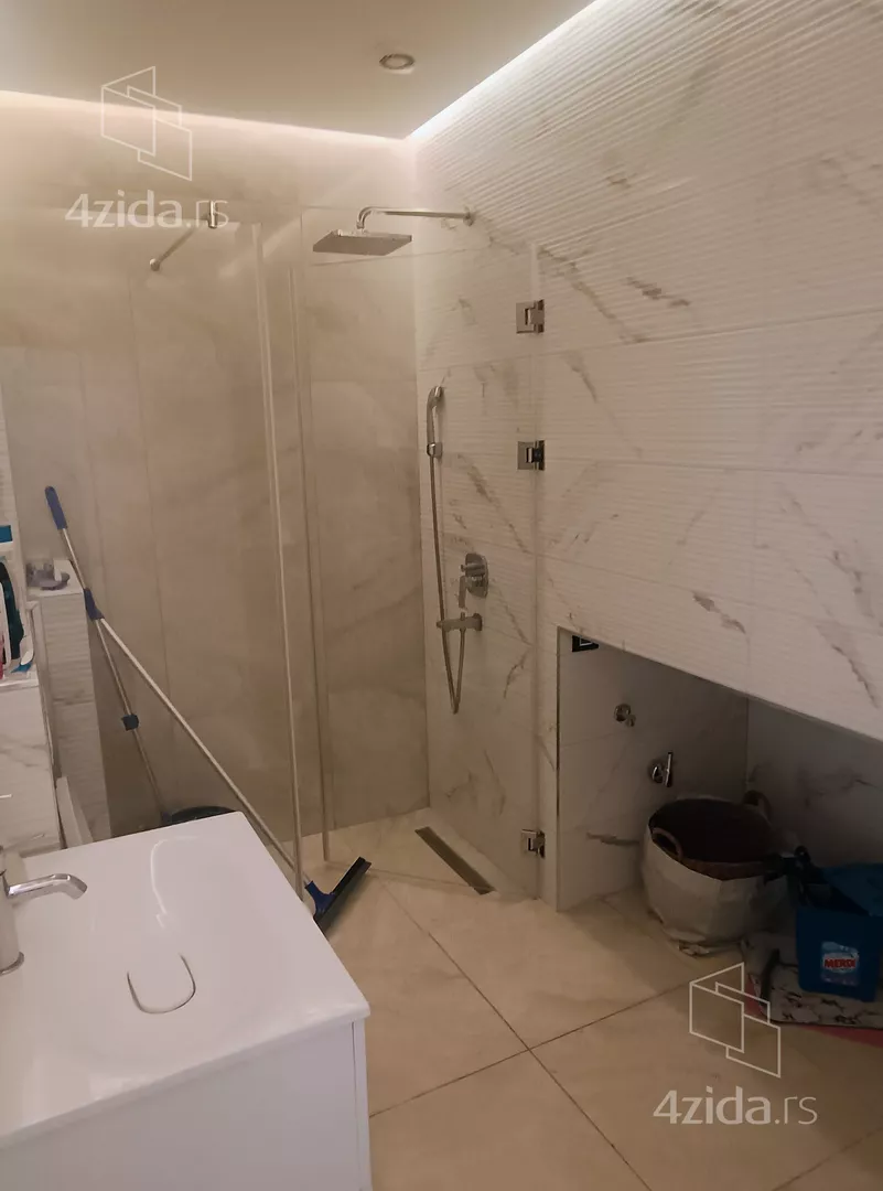 Šestosoban stan | 4zida