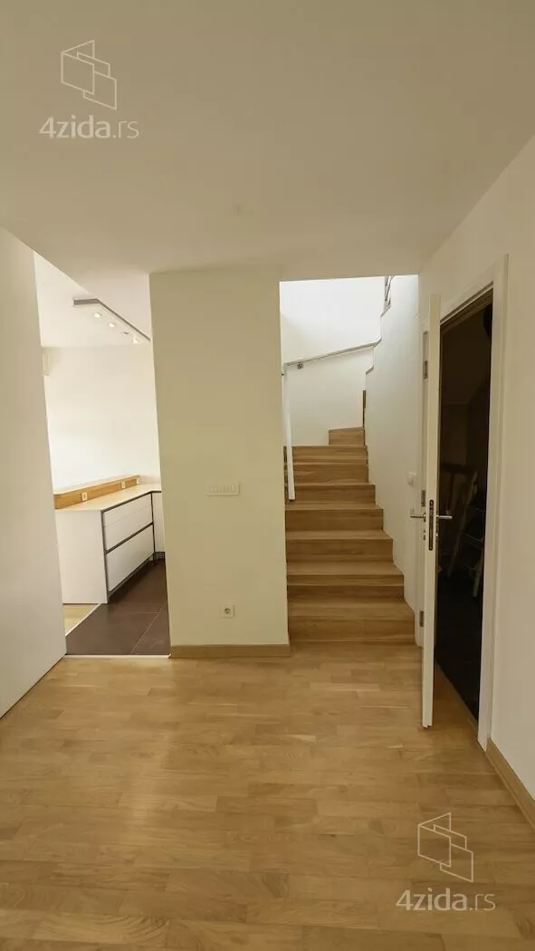 Četvoroiposoban stan | 4zida