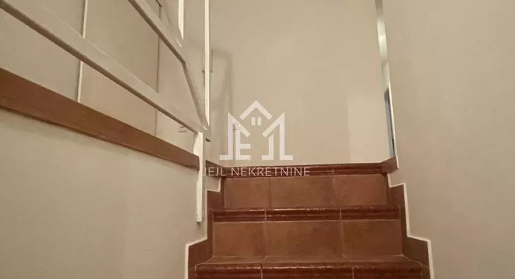 Šestosoban stan | 4zida