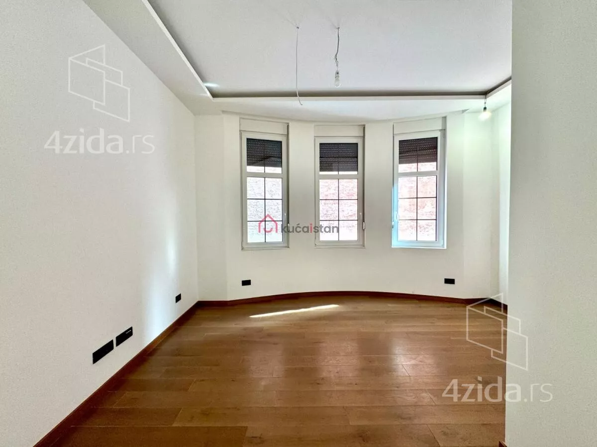 Poslovna zgrada | 4zida