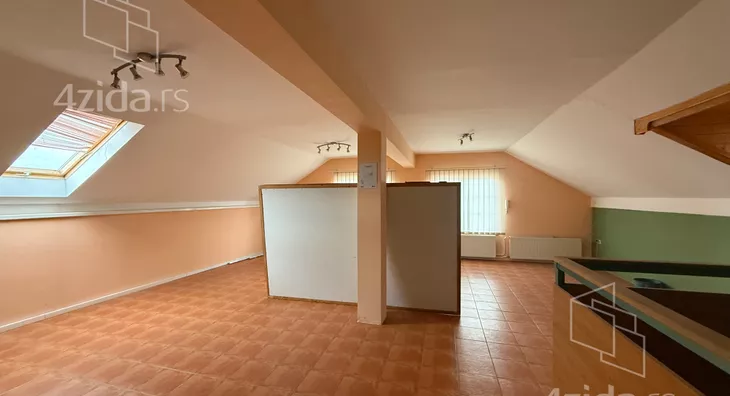 Poslovna zgrada | 4zida