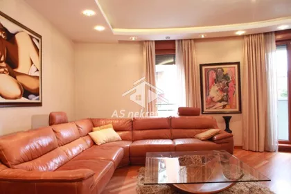 Vukov Spomenik | 4zida.rs