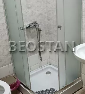 Šestoiposoban stan | 4zida