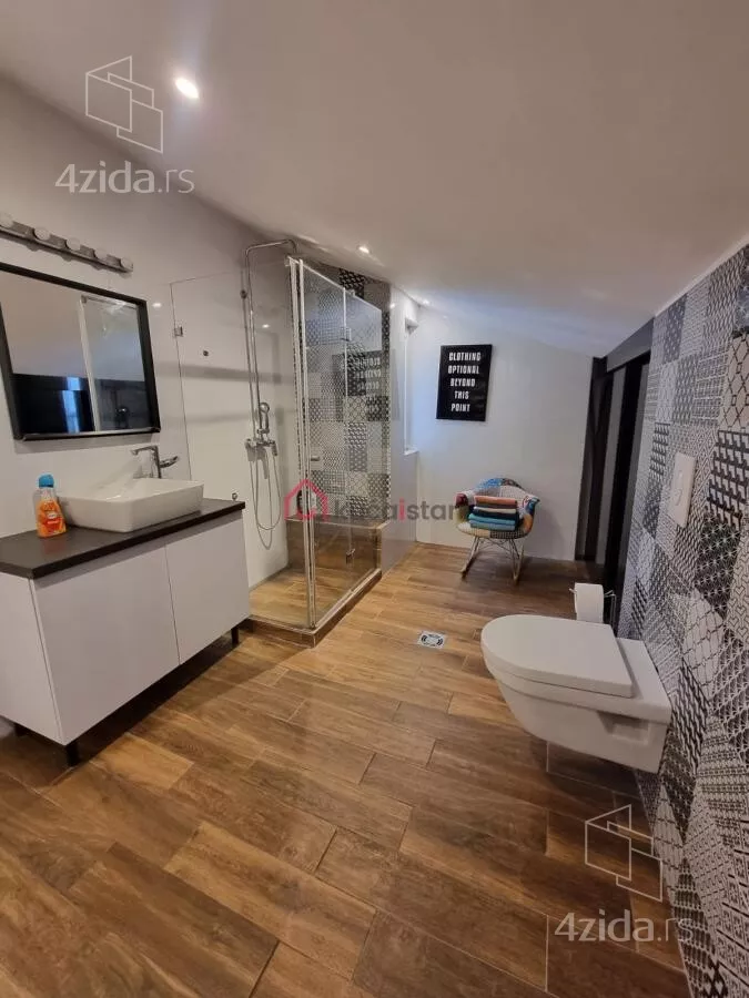 Sedmosoban stan | 4zida