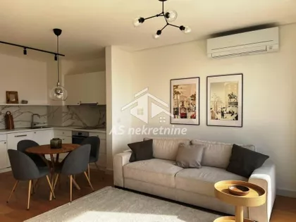 Vukov Spomenik | 4zida.rs