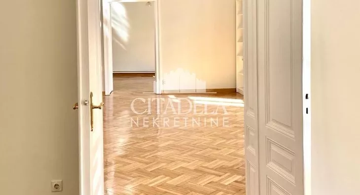 Šestoiposoban stan | 4zida