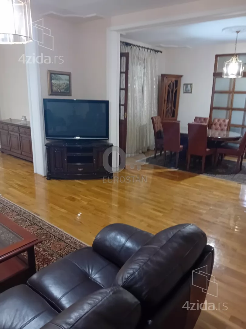 Šestoiposoban stan | 4zida