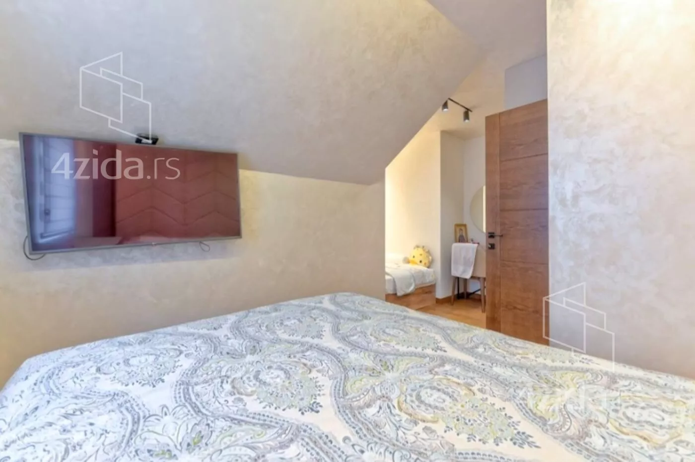 Šestosoban stan | 4zida