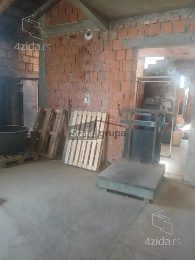 Poslovna zgrada | 4zida