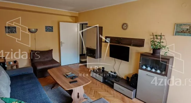 Šestosoban stan | 4zida