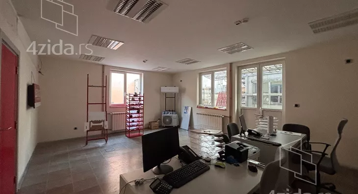 Poslovna zgrada | 4zida