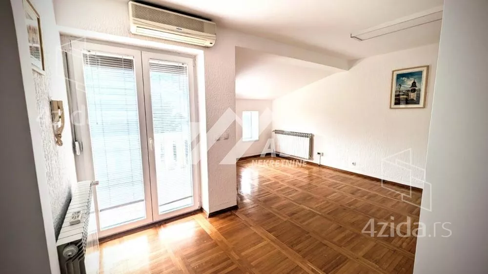 Poslovna zgrada | 4zida