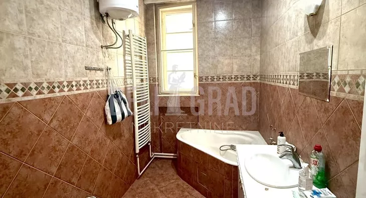 Šestosoban stan | 4zida