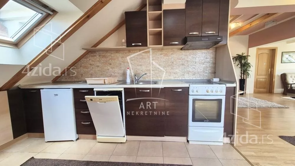 Četvoroiposoban stan | 4zida