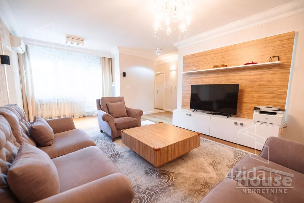 Šestosoban stan | 4zida