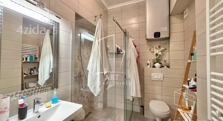 Petoiposoban stan | 4zida