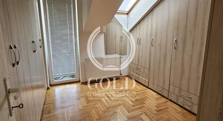 Šestosoban stan | 4zida