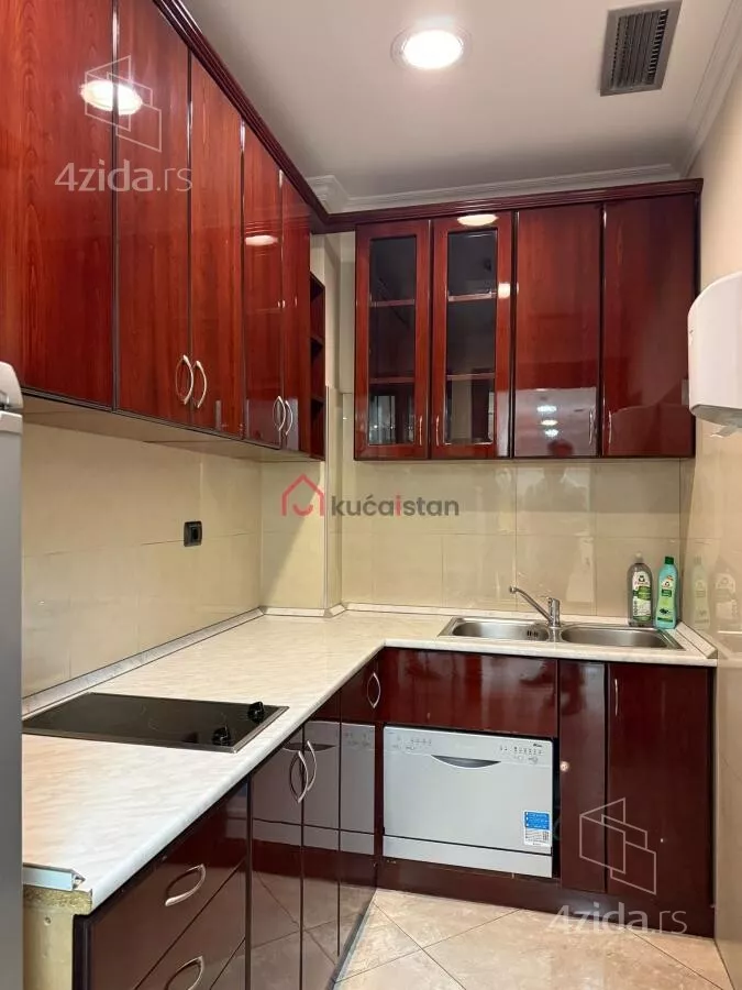 Poslovna zgrada | 4zida