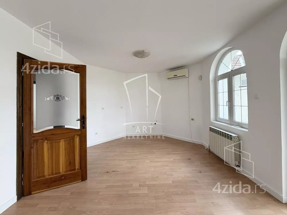 Poslovna zgrada | 4zida