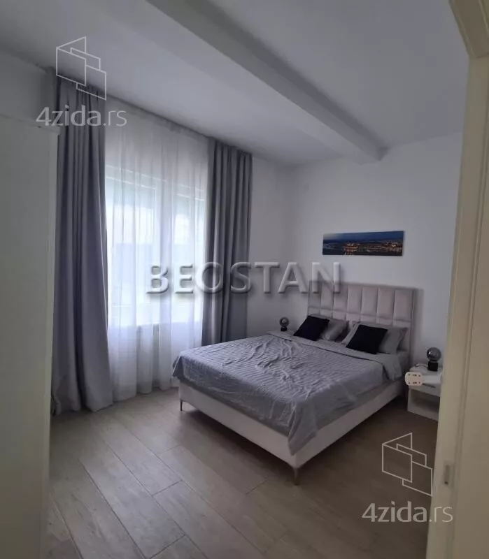 Šestosoban stan | 4zida