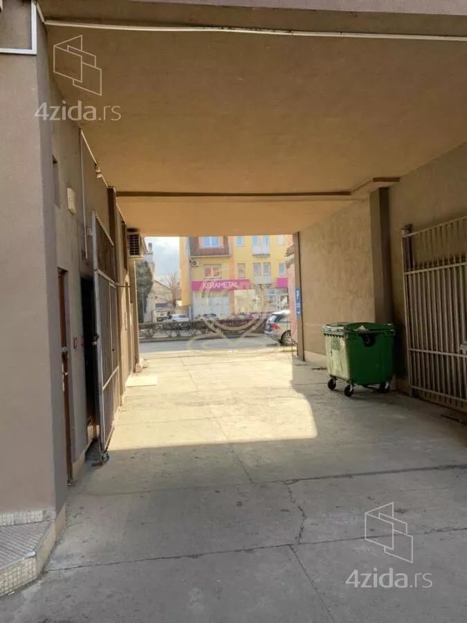 Poslovna zgrada | 4zida