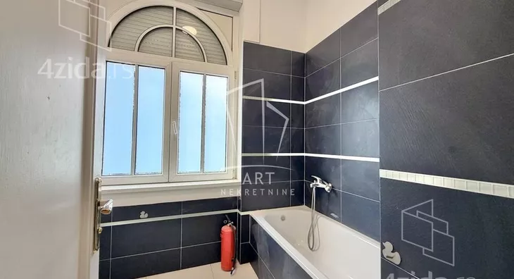 Šestosoban stan | 4zida