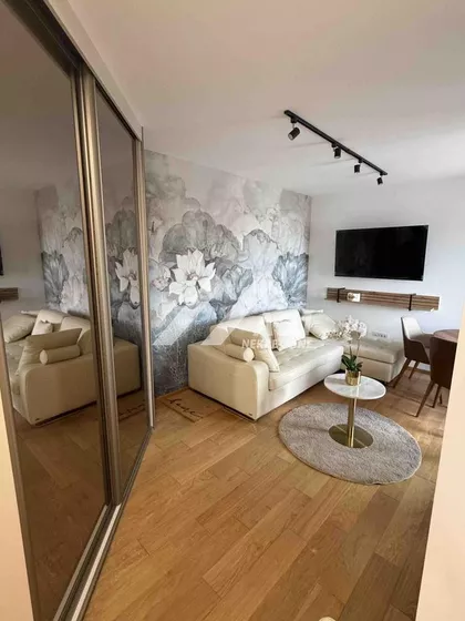 Lasla Gala | 4zida.rs