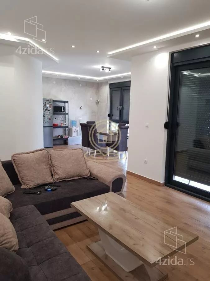 Poslovna zgrada | 4zida