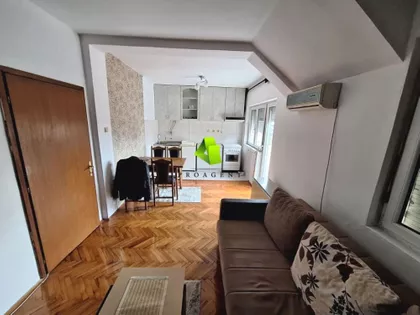 Crveni Pevac | 4zida.rs