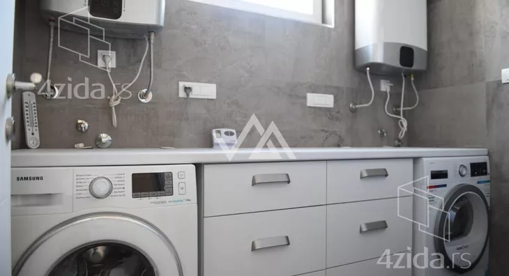 Šestosoban stan | 4zida