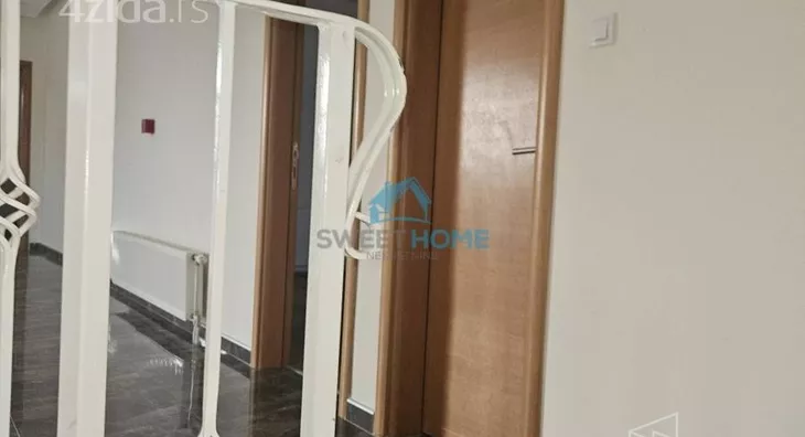 Poslovna zgrada | 4zida