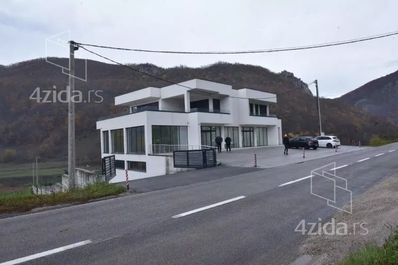 Poslovna zgrada | 4zida