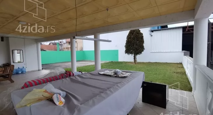 Poslovna zgrada | 4zida