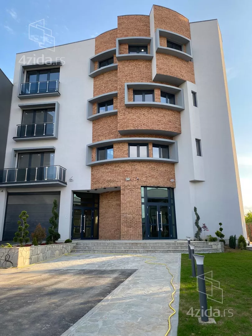 Poslovna zgrada | 4zida