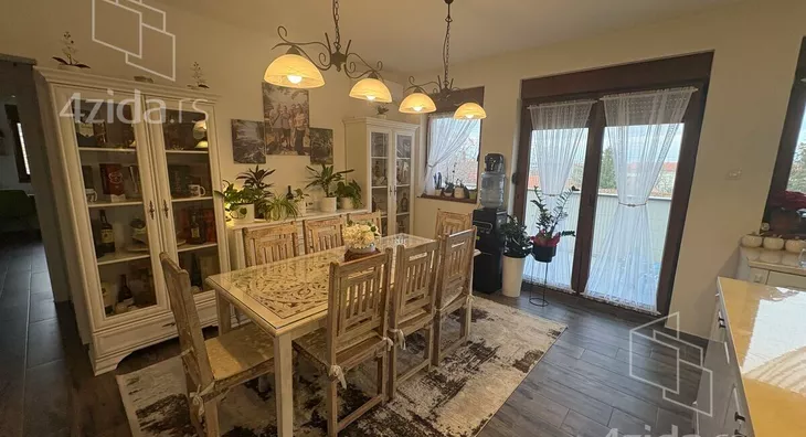 Petosoban stan | 4zida