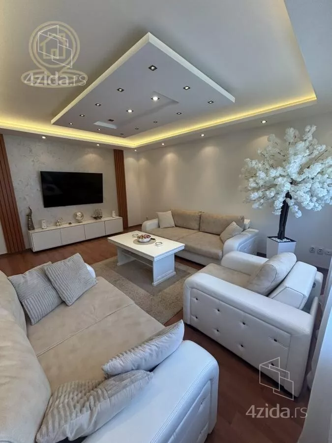 Šestosoban stan | 4zida