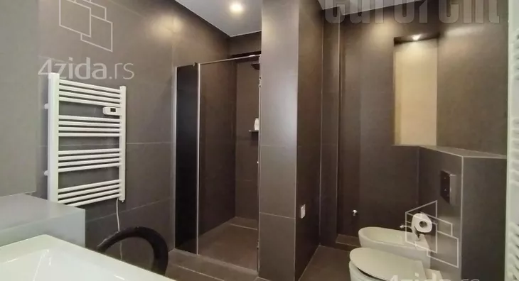 Šestosoban stan | 4zida