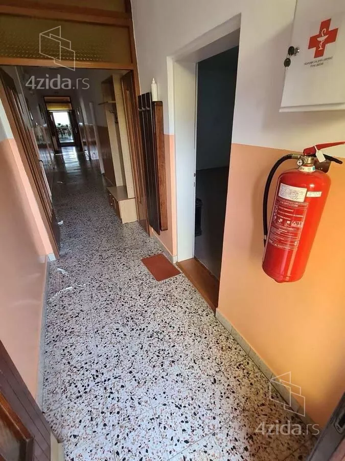 Poslovna zgrada | 4zida