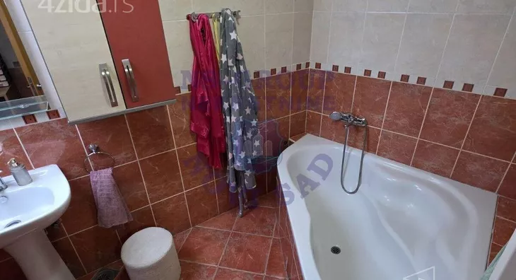 Šestosoban stan | 4zida