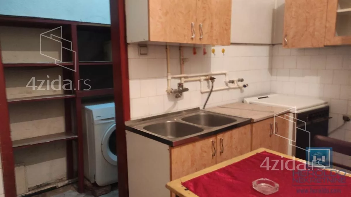 Poslovna zgrada | 4zida