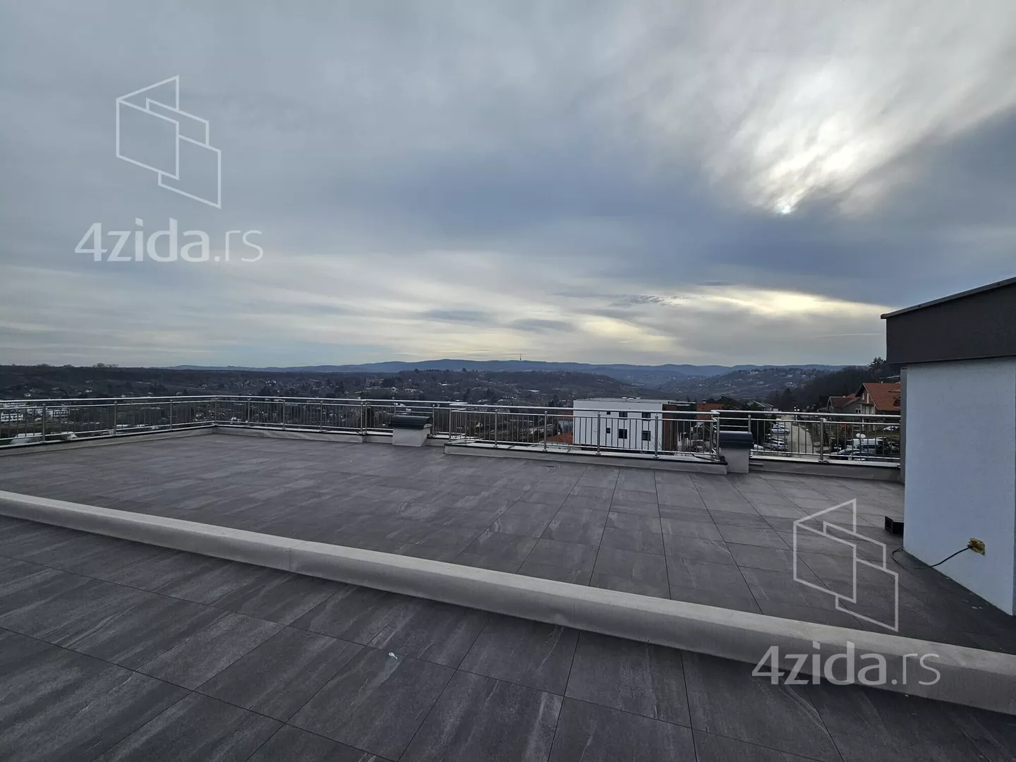 Troiposoban stan | 4zida