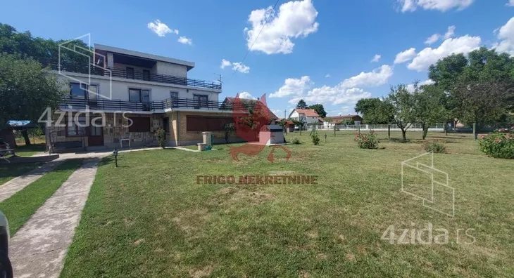 Šestoiposoban stan | 4zida